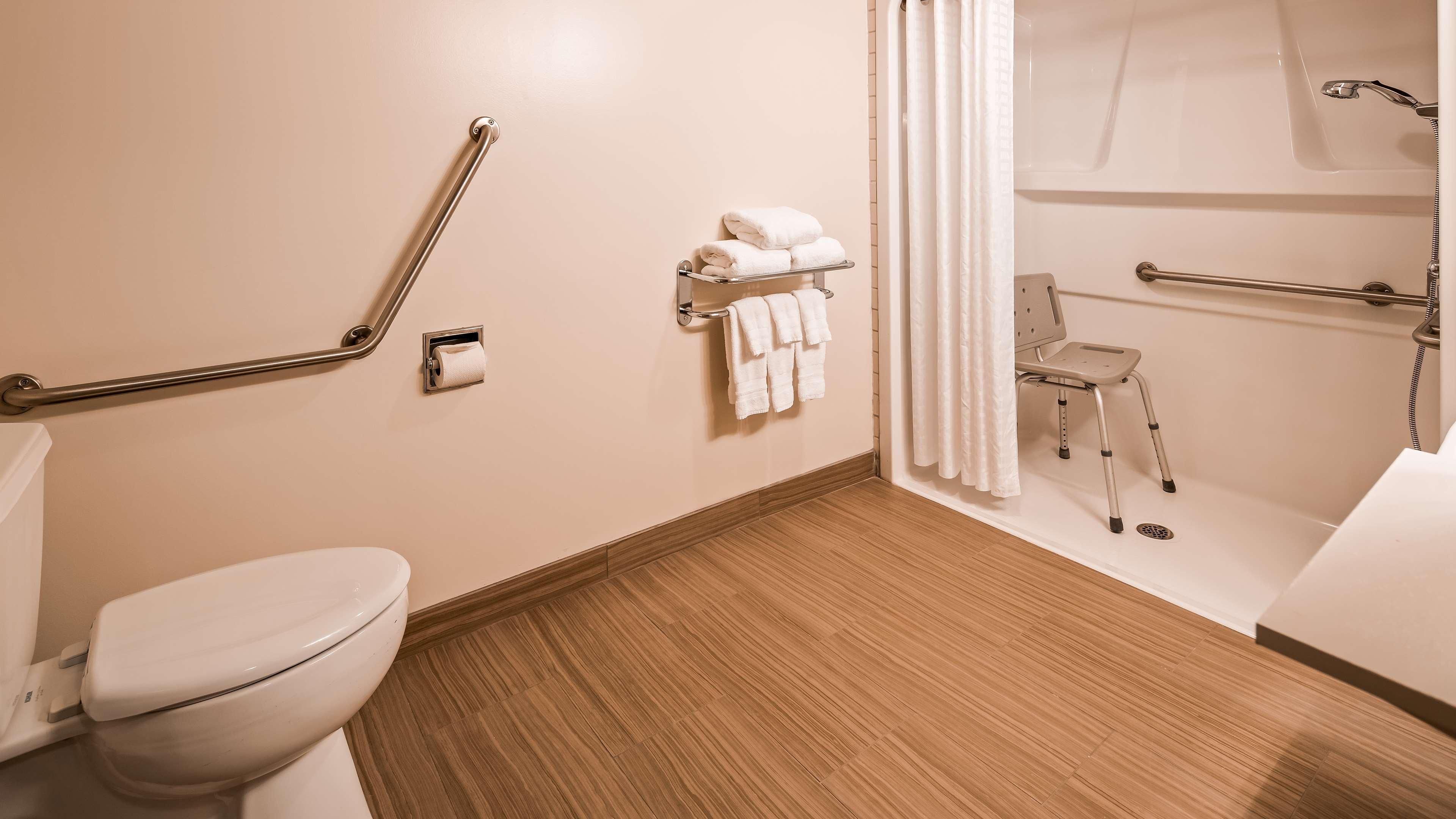 Best Western Plus Pitt Meadows Inn & Suites Exterior photo