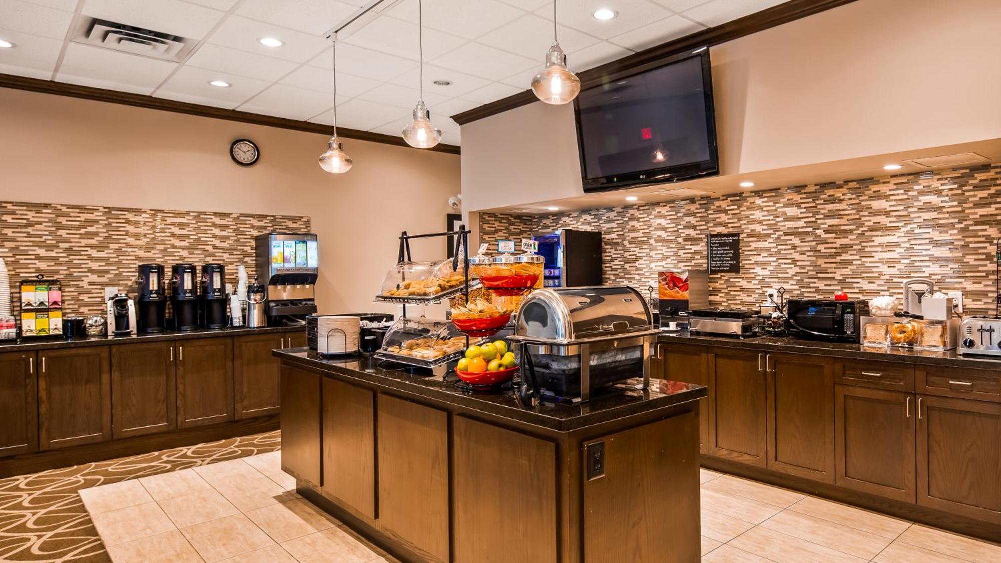 Best Western Plus Pitt Meadows Inn & Suites Exterior photo