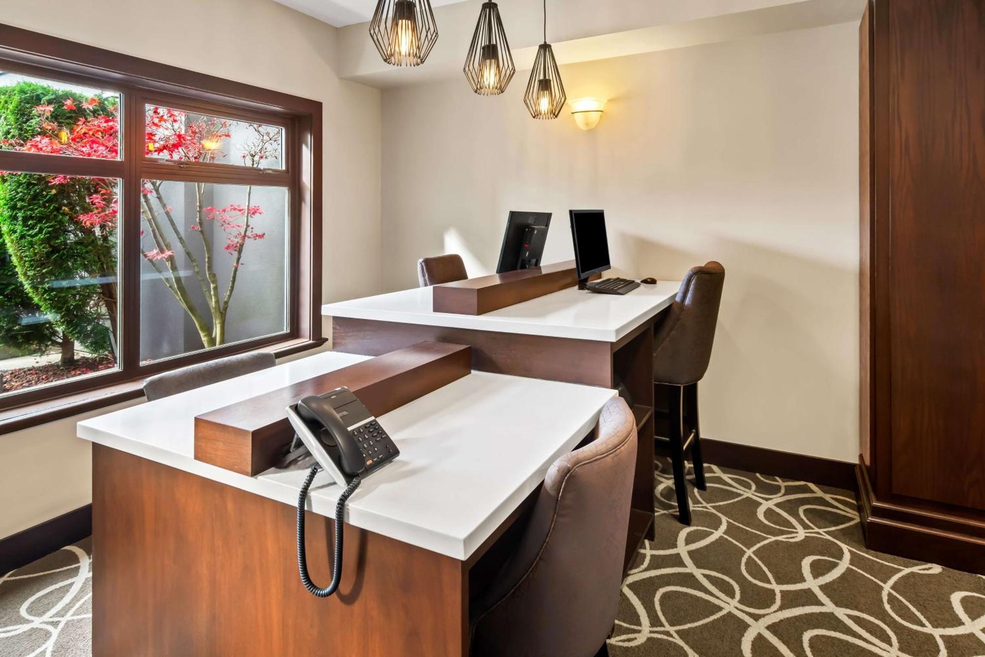 Best Western Plus Pitt Meadows Inn & Suites Exterior photo