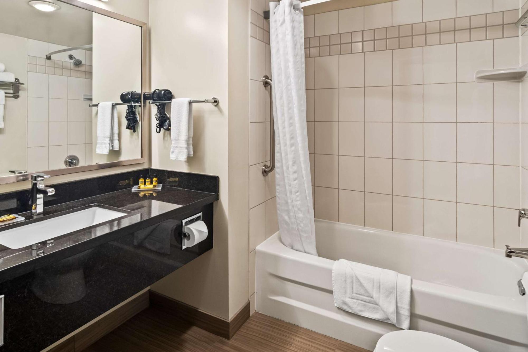 Best Western Plus Pitt Meadows Inn & Suites Exterior photo