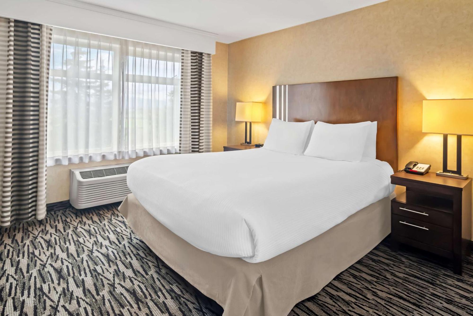 Best Western Plus Pitt Meadows Inn & Suites Exterior photo