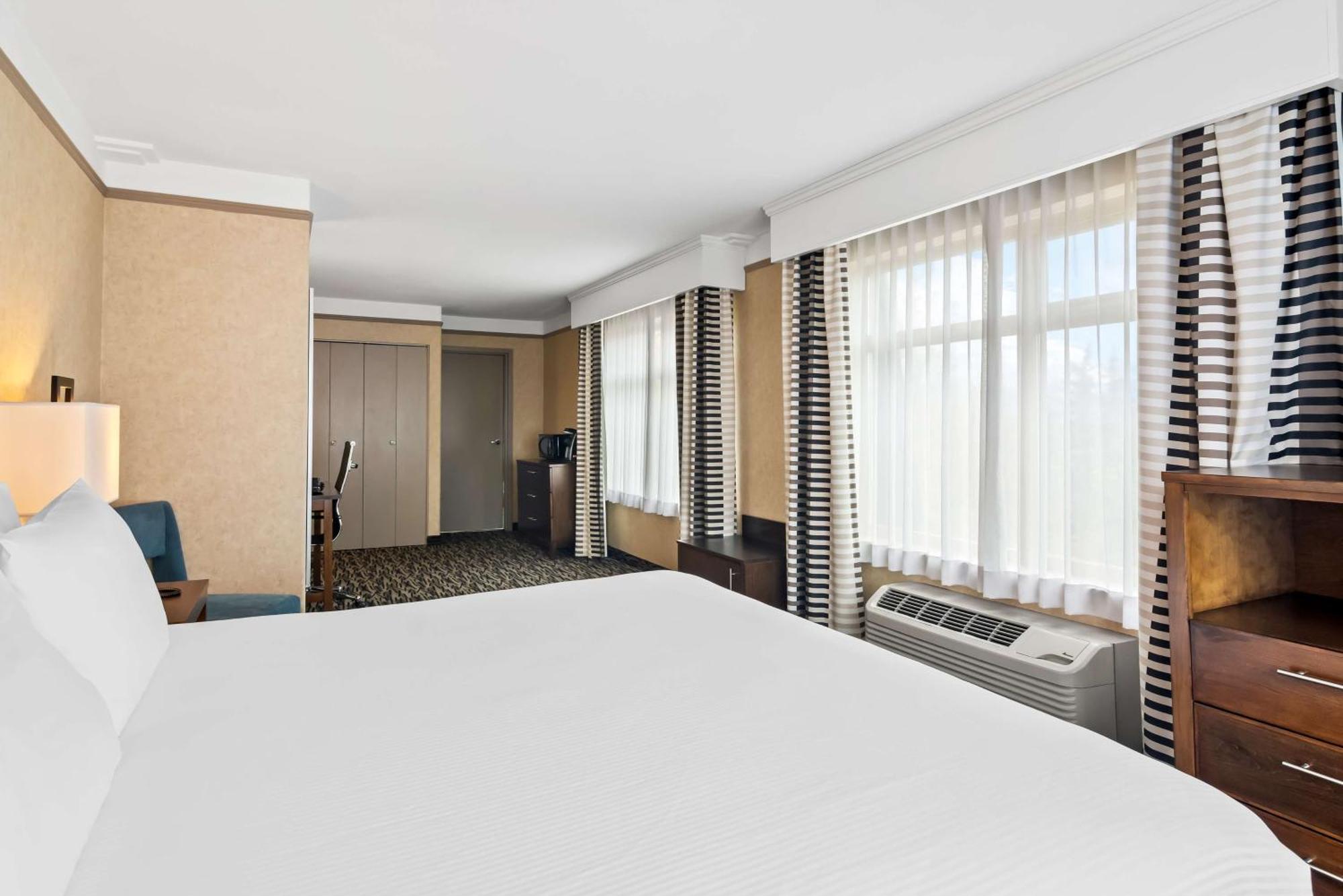 Best Western Plus Pitt Meadows Inn & Suites Exterior photo