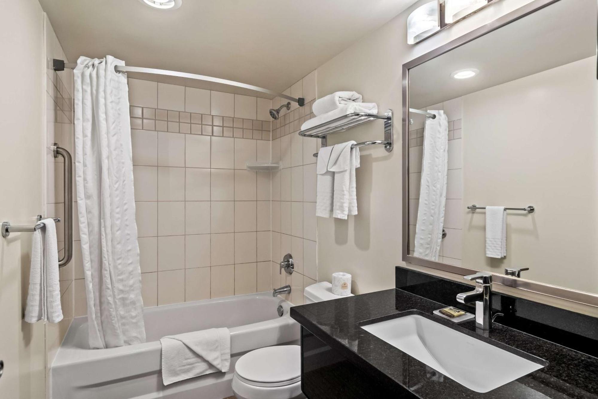 Best Western Plus Pitt Meadows Inn & Suites Exterior photo