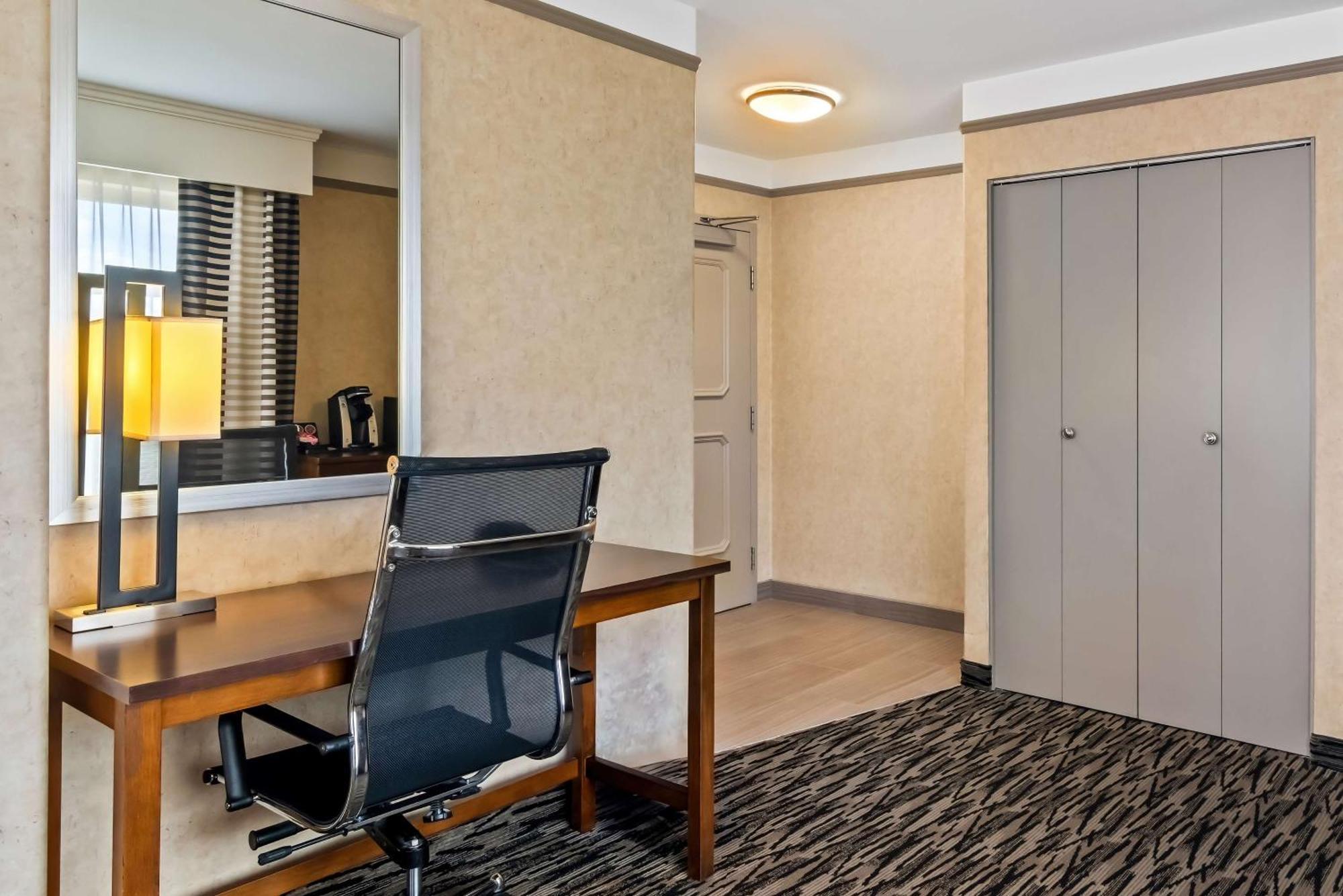Best Western Plus Pitt Meadows Inn & Suites Exterior photo