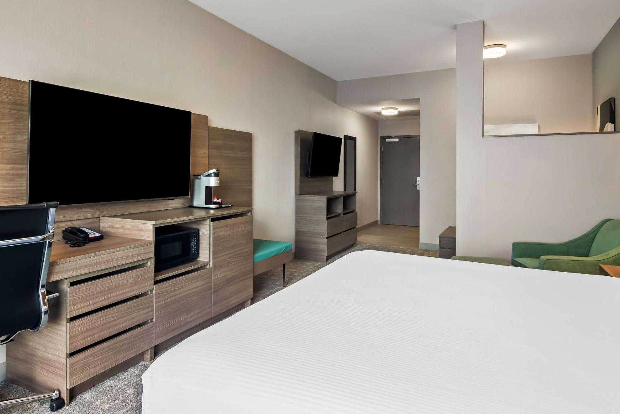 Best Western Plus Pitt Meadows Inn & Suites Exterior photo