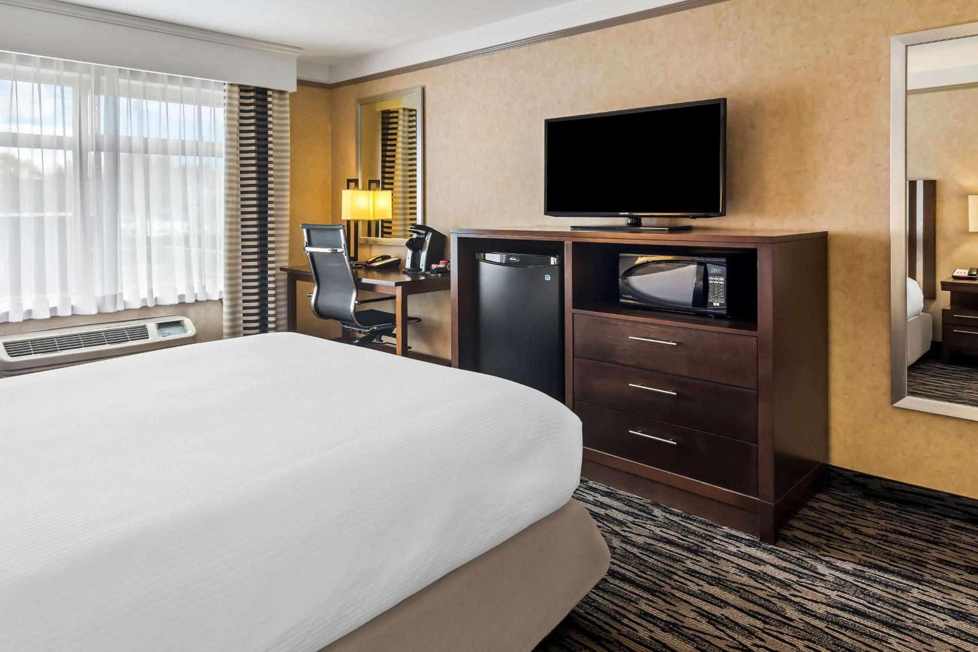 Best Western Plus Pitt Meadows Inn & Suites Exterior photo