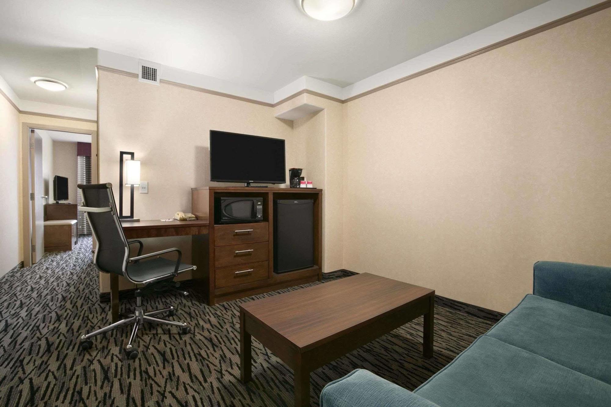 Best Western Plus Pitt Meadows Inn & Suites Exterior photo