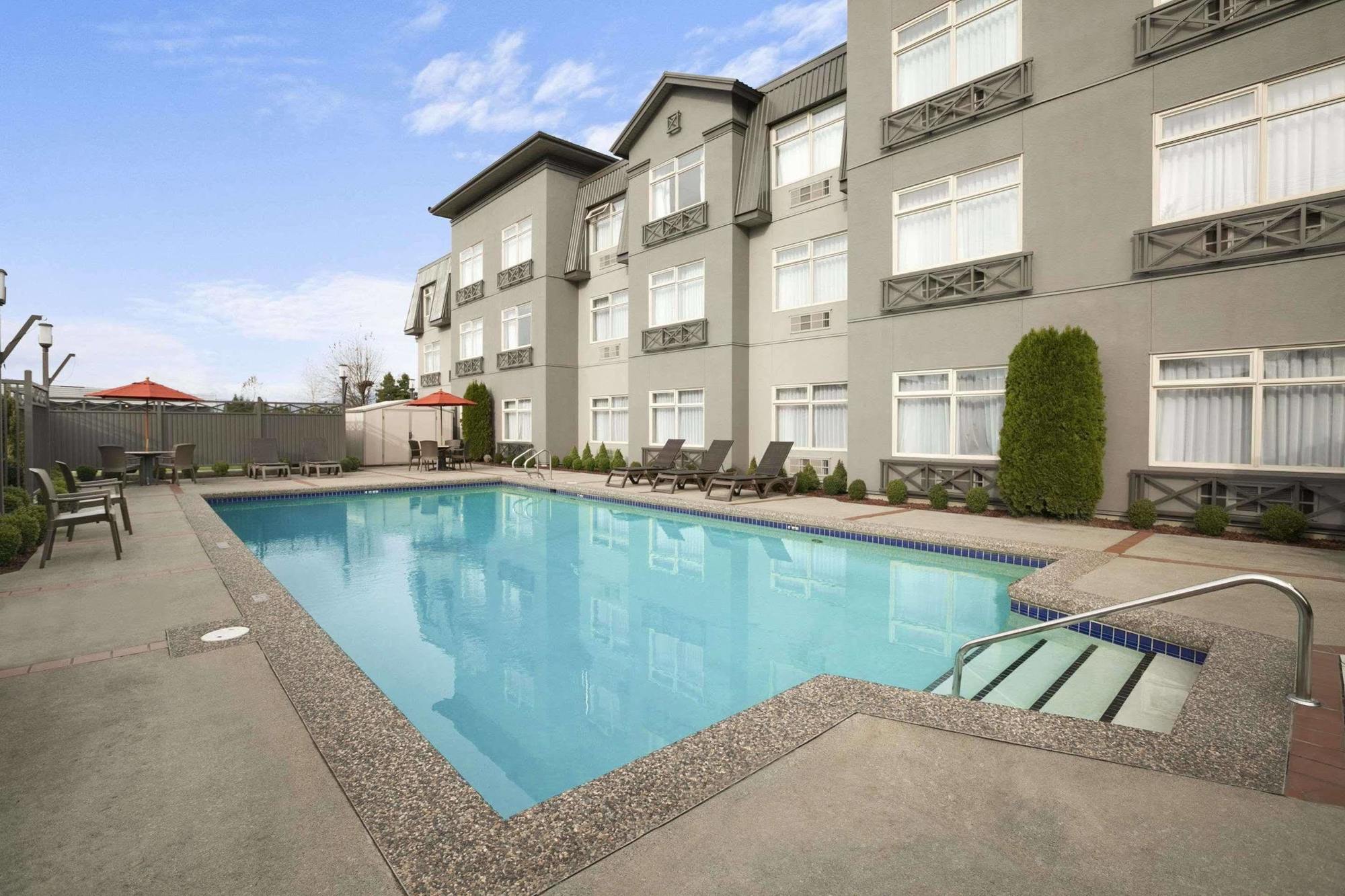 Best Western Plus Pitt Meadows Inn & Suites Exterior photo
