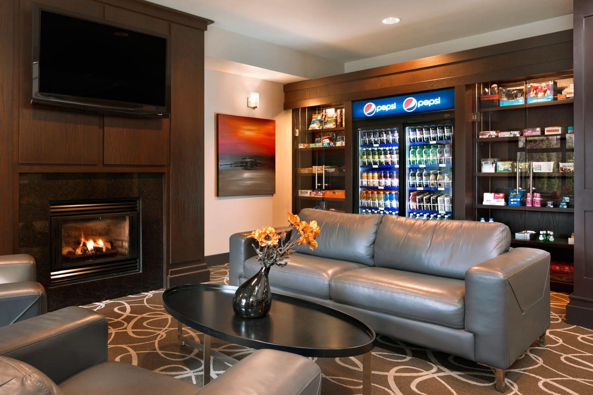 Best Western Plus Pitt Meadows Inn & Suites Exterior photo
